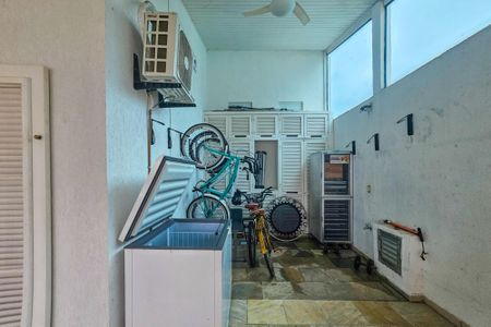 Casa de condomínio para alugar com 1000m², 5 quartos e 6 vagas Casa de condomínio para alugar com 1000m², 5 quartos e 6 vagasÁrea Externa