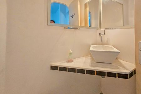 Casa de condomínio para alugar com 1000m², 5 quartos e 6 vagas Casa de condomínio para alugar com 1000m², 5 quartos e 6 vagasLavabo 1