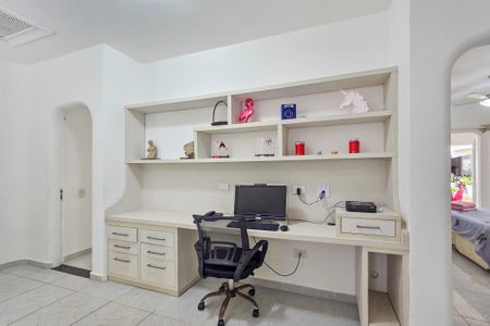 Casa de condomínio para alugar com 1000m², 5 quartos e 6 vagas Casa de condomínio para alugar com 1000m², 5 quartos e 6 vagasEscritório