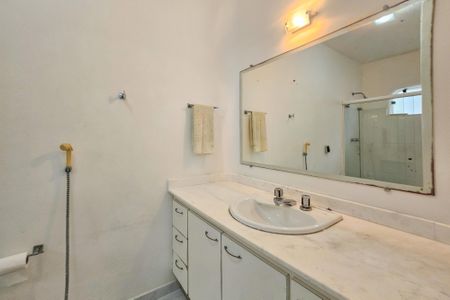 Casa de condomínio para alugar com 1000m², 5 quartos e 6 vagas Casa de condomínio para alugar com 1000m², 5 quartos e 6 vagasBanheiro da Suíte 3