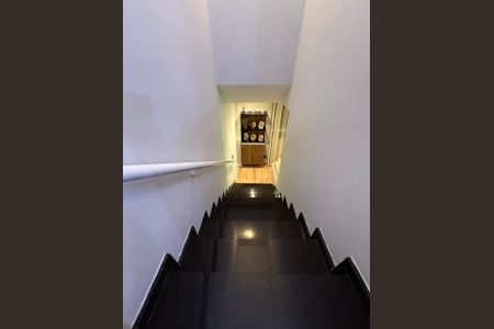 Casa de condomínio para alugar com 115m², 2 quartos e 1 vaga Casa de condomínio para alugar com 115m², 2 quartos e 1 vagaEscada