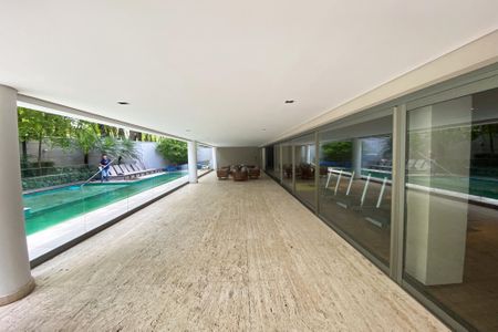 Apartamento à venda com 230m², 3 quartos e 2 vagas Apartamento à venda com 230m², 3 quartos e 2 vagasÁrea comum - Piscina