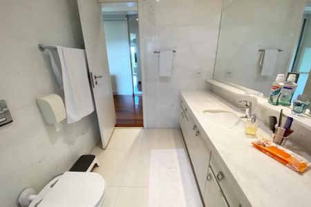 Apartamento à venda com 230m², 3 quartos e 2 vagas Apartamento à venda com 230m², 3 quartos e 2 vagasBanheiro suite 3