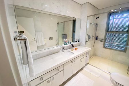 Apartamento à venda com 230m², 3 quartos e 2 vagas Apartamento à venda com 230m², 3 quartos e 2 vagasBanheiro suite 3