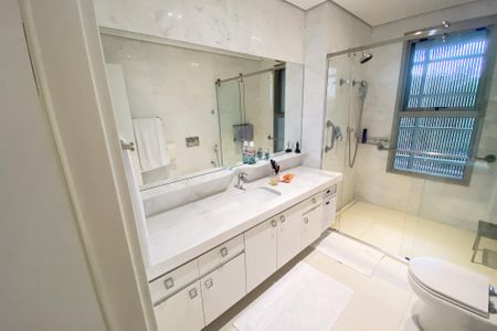 Apartamento à venda com 230m², 3 quartos e 2 vagas Apartamento à venda com 230m², 3 quartos e 2 vagasBanheiro suite 3