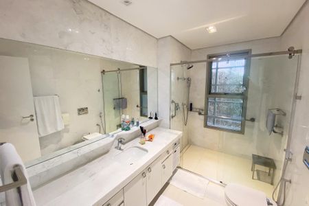 Apartamento à venda com 230m², 3 quartos e 2 vagas Apartamento à venda com 230m², 3 quartos e 2 vagasBanheiro suite 3