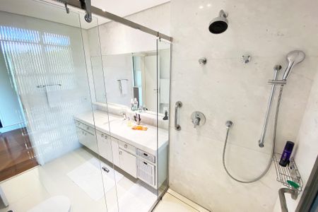 Apartamento à venda com 230m², 3 quartos e 2 vagas Apartamento à venda com 230m², 3 quartos e 2 vagasBanheiro suite 3