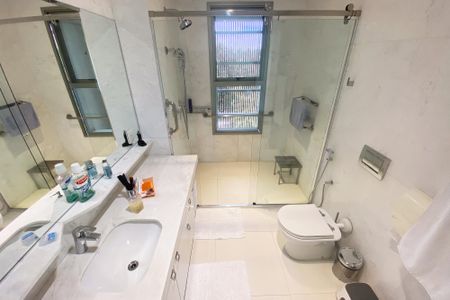 Apartamento à venda com 230m², 3 quartos e 2 vagas Apartamento à venda com 230m², 3 quartos e 2 vagasBanheiro suite 3