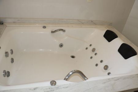 Casa de condomínio para alugar com 330m², 5 quartos e 6 vagasBanheiro da Suíte 3