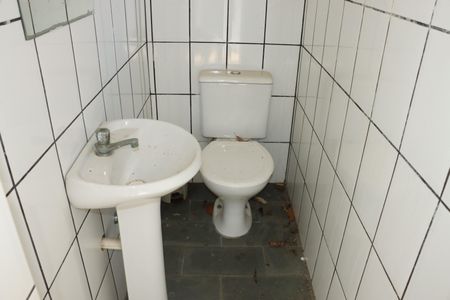 Casa de condomínio para alugar com 330m², 5 quartos e 6 vagasBanheiro de Serviço