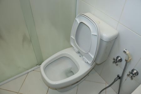 Casa de condomínio para alugar com 330m², 5 quartos e 6 vagasBanheiro da Suíte