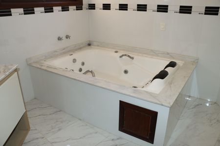 Casa de condomínio para alugar com 330m², 5 quartos e 6 vagasBanheiro da Suíte 3