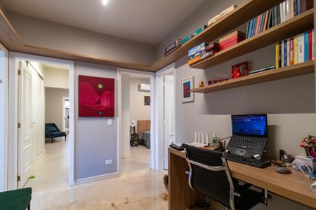 Apartamento à venda com 200m², 4 quartos e 3 vagas Apartamento à venda com 200m², 4 quartos e 3 vagasCorredor