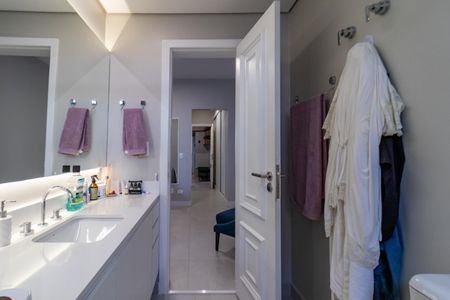 Apartamento à venda com 200m², 4 quartos e 3 vagas Apartamento à venda com 200m², 4 quartos e 3 vagasBanheiro da Suíte 2