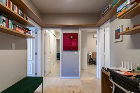 Apartamento à venda com 200m², 4 quartos e 3 vagas Apartamento à venda com 200m², 4 quartos e 3 vagasCorredor