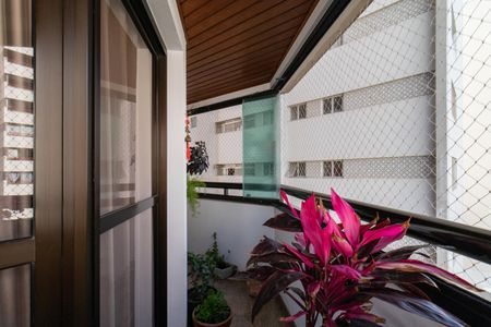 Apartamento à venda com 200m², 4 quartos e 3 vagas Apartamento à venda com 200m², 4 quartos e 3 vagasVaranda