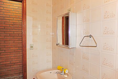 Casa de condomínio para alugar com 840m², 3 quartos e 4 vagasBanheiro de Serviço