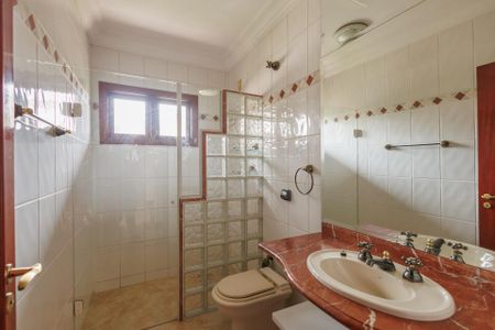 Casa de condomínio para alugar com 300m², 5 quartos e 2 vagasBanheiro 1