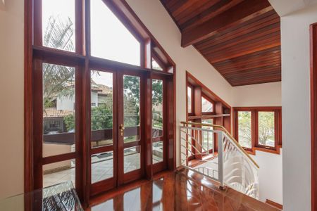 Casa de condomínio para alugar com 300m², 5 quartos e 2 vagasEscada de acesso ao primeiro andar