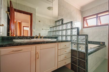 Casa de condomínio para alugar com 300m², 5 quartos e 2 vagasBanheiro da Suíte