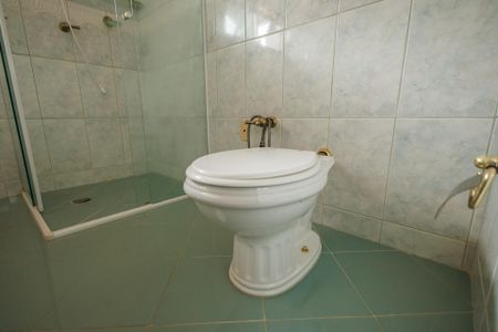 Casa de condomínio para alugar com 300m², 5 quartos e 2 vagasBanheiro da Suíte