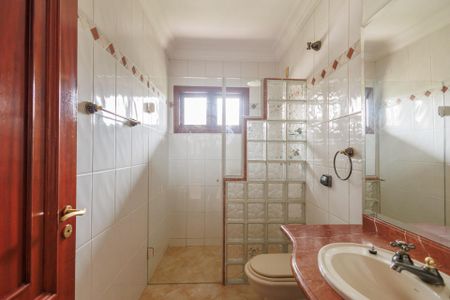 Casa de condomínio para alugar com 300m², 5 quartos e 2 vagasBanheiro 1