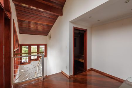 Casa de condomínio para alugar com 300m², 5 quartos e 2 vagasEscada de acesso ao primeiro andar