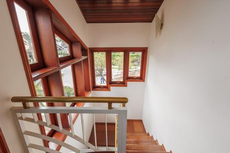 Casa de condomínio para alugar com 300m², 5 quartos e 2 vagasEscada de acesso ao primeiro andar