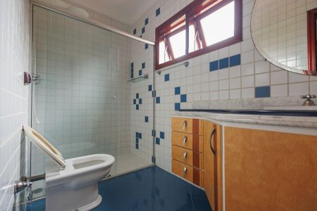 Casa de condomínio para alugar com 300m², 5 quartos e 2 vagasBanheiro Corredor