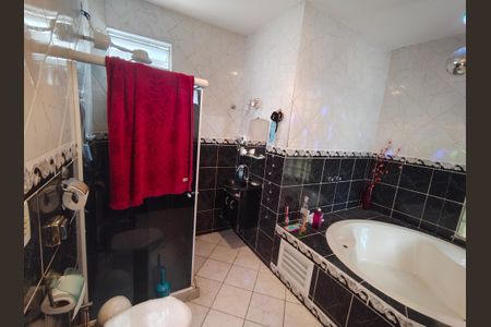 Casa de condomínio à venda com 180m², 1 quarto e 4 vagasBanheiro