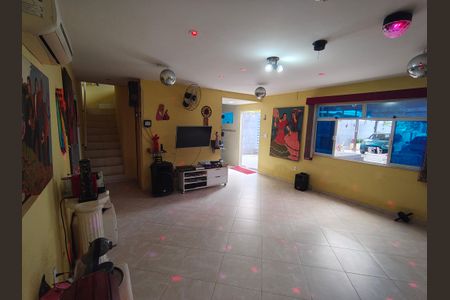 Casa de condomínio à venda com 180m², 1 quarto e 4 vagasSala