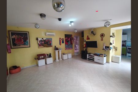 Casa de condomínio à venda com 180m², 1 quarto e 4 vagasSala