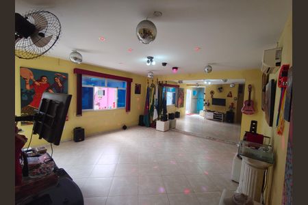 Casa de condomínio à venda com 180m², 1 quarto e 4 vagasSala