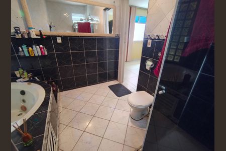 Casa de condomínio à venda com 180m², 1 quarto e 4 vagasBanheiro