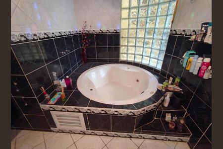 Casa de condomínio à venda com 180m², 1 quarto e 4 vagasBanheiro