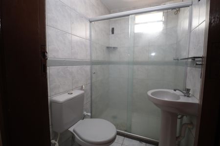Banheiro social  de casa para alugar com 2 quartos, 75m² em Boca do Rio, Salvador