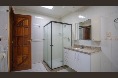 Casa de condomínio para alugar com 240m², 4 quartos e 1 vaga Casa de condomínio para alugar com 240m², 4 quartos e 1 vagaBanheiro 2