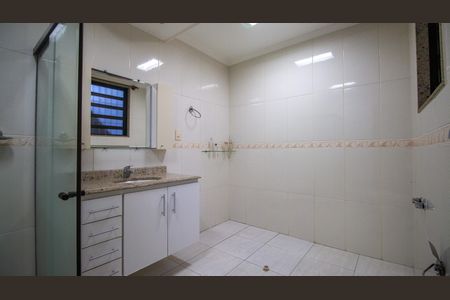 Casa de condomínio para alugar com 240m², 4 quartos e 1 vaga Casa de condomínio para alugar com 240m², 4 quartos e 1 vagaBanheiro 2