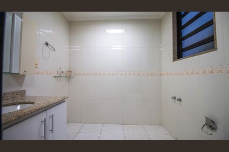 Casa de condomínio para alugar com 240m², 4 quartos e 1 vaga Casa de condomínio para alugar com 240m², 4 quartos e 1 vagaBanheiro 2