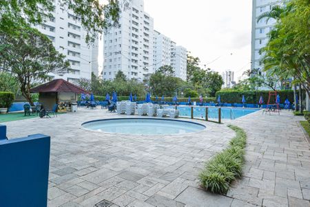 Apartamento à venda com 65m², 2 quartos e 2 vagas Apartamento à venda com 65m², 2 quartos e 2 vagasÁrea comum - Piscina