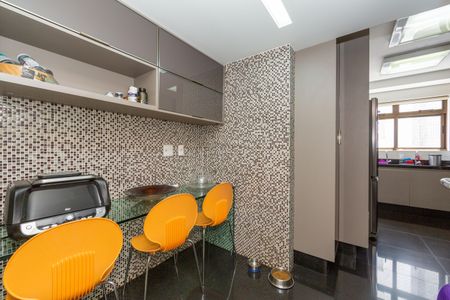 Apartamento à venda com 147m², 4 quartos e 4 vagasCOZINHA