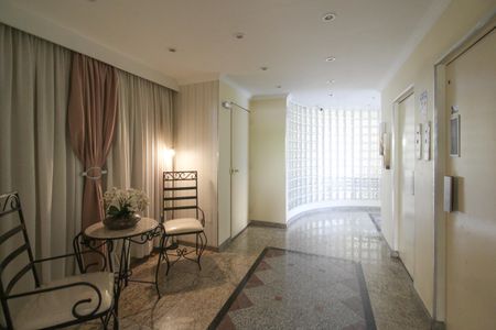 Apartamento para alugar com 68m², 2 quartos e 1 vaga Apartamento para alugar com 68m², 2 quartos e 1 vagaHall