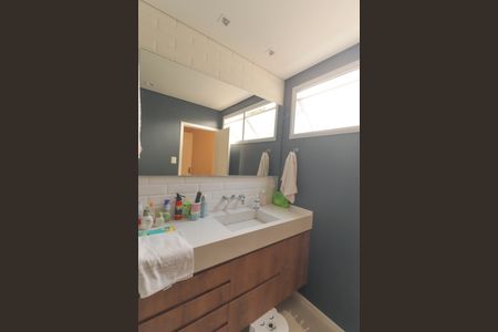 Casa à venda com 165m², 3 quartos e 2 vagasBanheiro