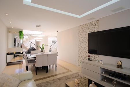 Casa à venda com 320m², 4 quartos e 7 vagasSala