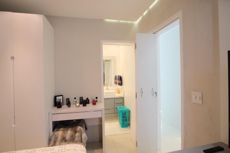 Casa à venda com 320m², 4 quartos e 7 vagasSuíte 2