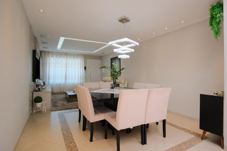 Casa à venda com 320m², 4 quartos e 7 vagasSala