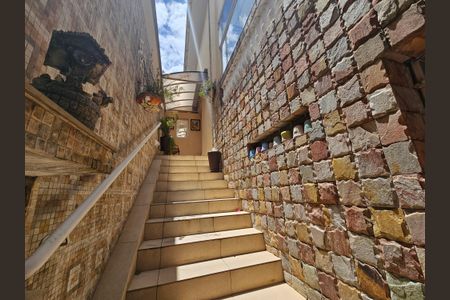 Casa à venda com 215m², 3 quartos e 2 vagas Casa à venda com 215m², 3 quartos e 2 vagasEscada