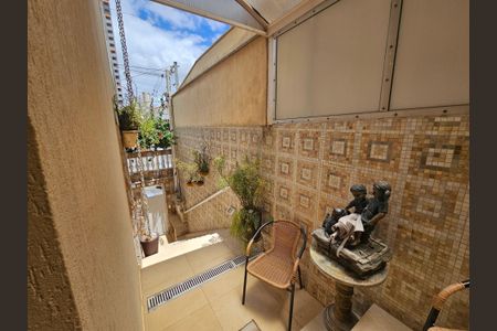 Casa à venda com 215m², 3 quartos e 2 vagas Casa à venda com 215m², 3 quartos e 2 vagasEscada