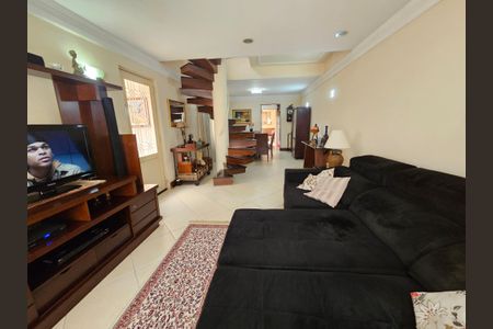 Casa à venda com 215m², 3 quartos e 2 vagas Casa à venda com 215m², 3 quartos e 2 vagasSala