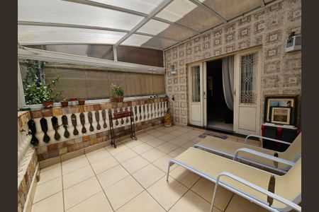 Casa à venda com 215m², 3 quartos e 2 vagas Casa à venda com 215m², 3 quartos e 2 vagasSacada